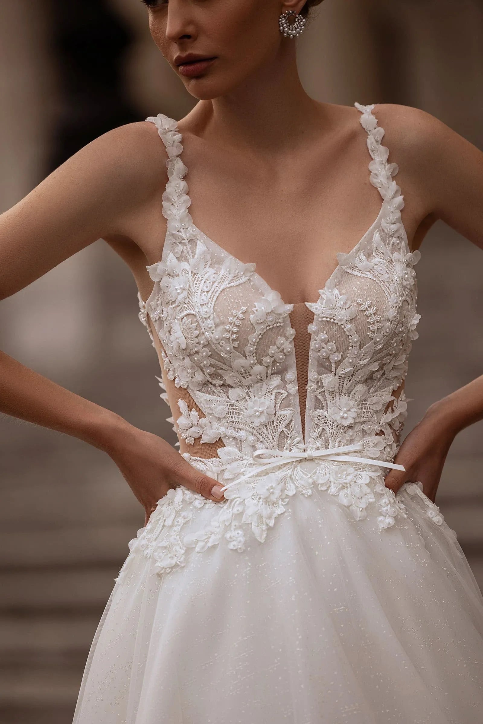 Spaghetti Straps Appliques Lace Tulle Wedding Dress for Women V-neck A-line Court Wedding Gown