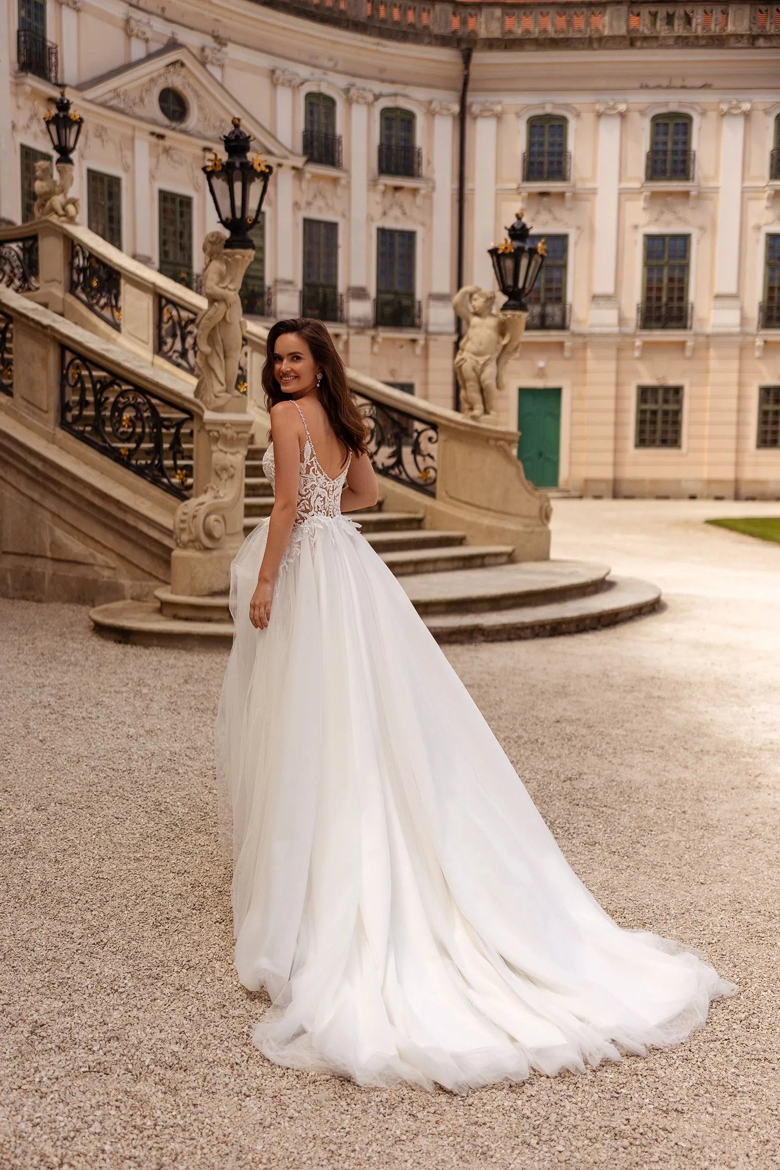 A Line Spaghetti Straps Sexy V Neck Wedding Dress Lace Floral Bridal Gowns Sleeveless Backless vestido de novia