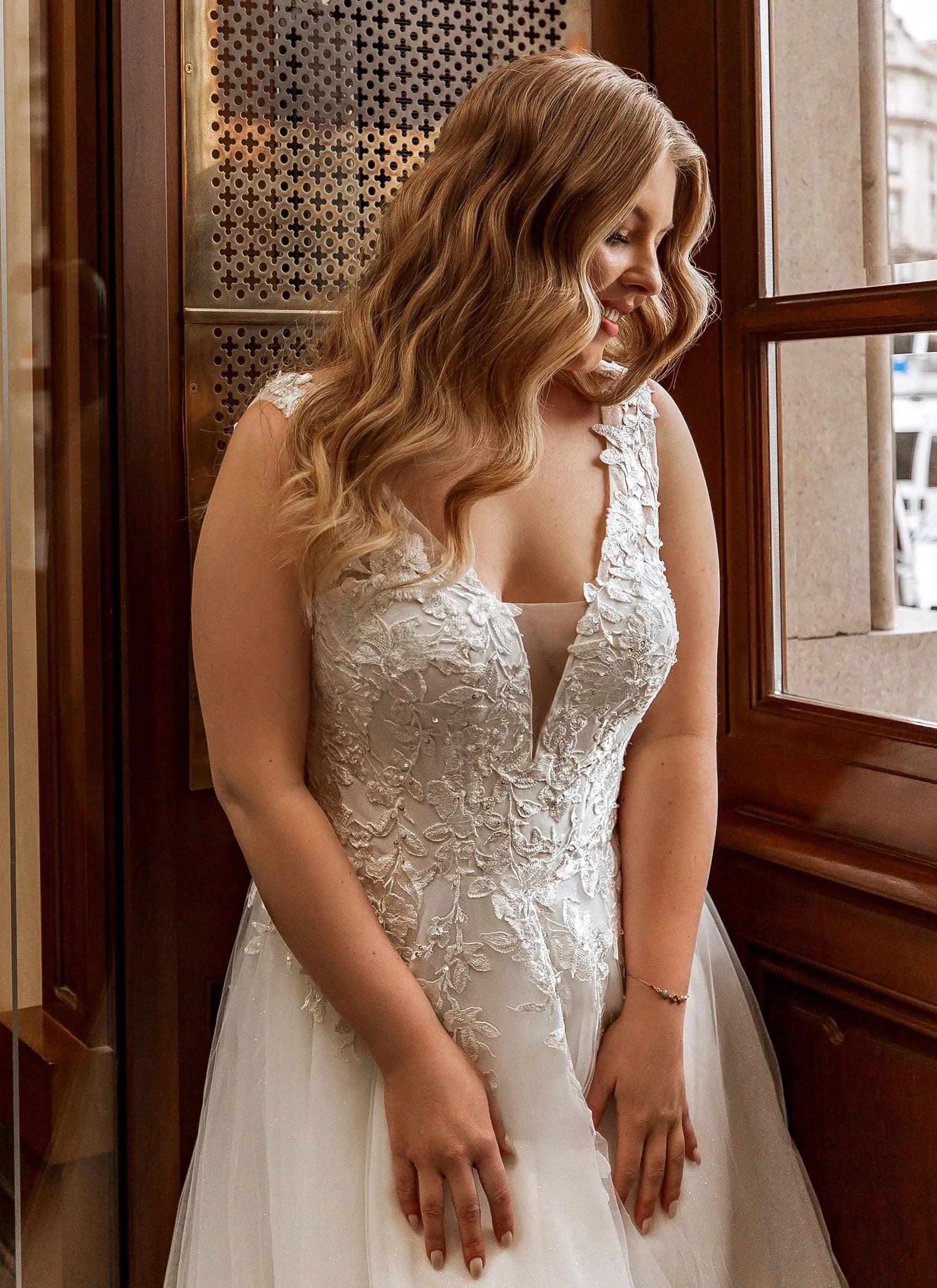 V-Neck Appliques Lace Tulle Beach Bridal Dress Simple Wedding Gown