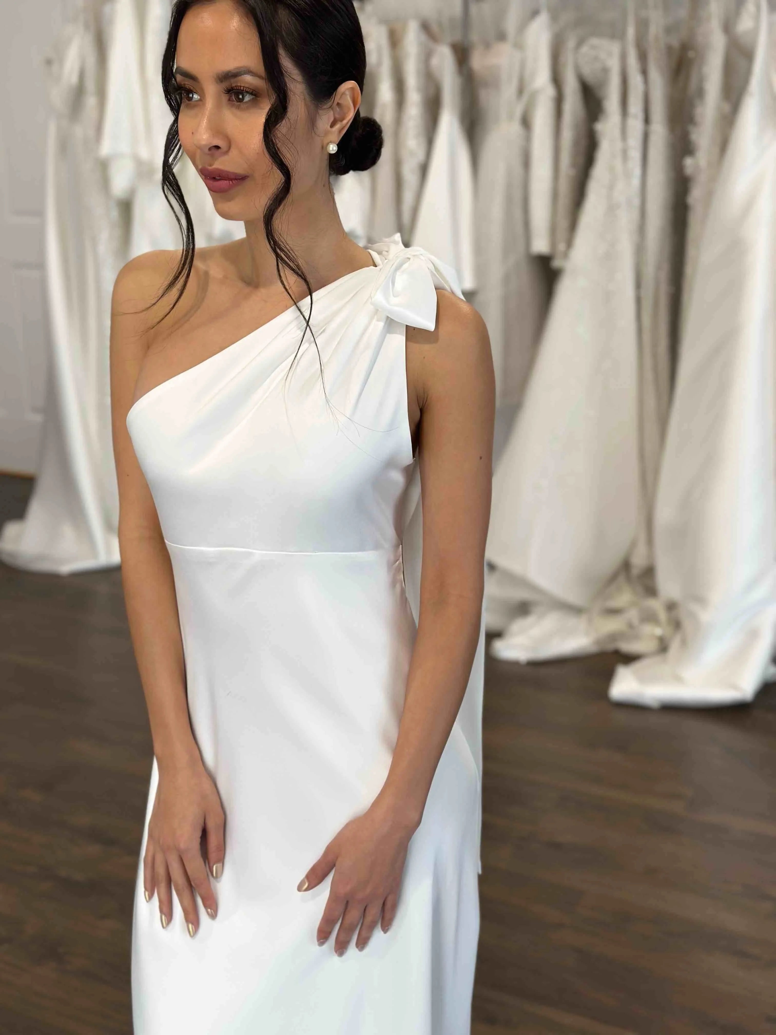One-shoulder neckline with Side Skirt split Wedding Dress Court Train Dress Bridal Gown Vestido De Novia Satin Skirt Bow