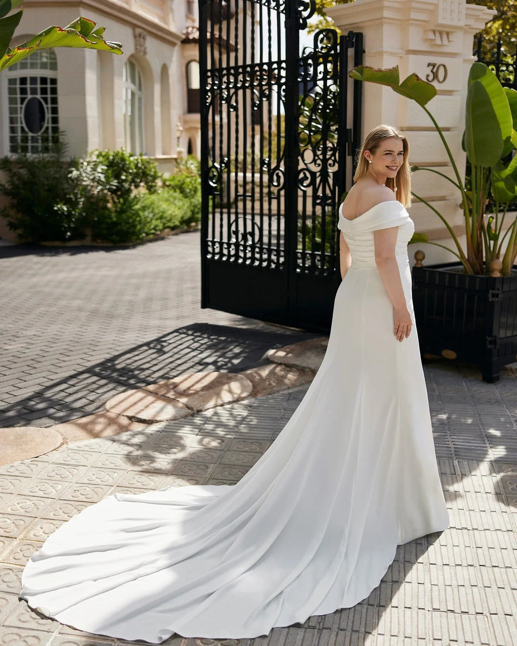 Long Yuthful-Style Mermaid Wedding Dress Made of Crepe Vestido De Novia Bridal Gown Court Train Satin Modern Princess Mermaid Wedding Dress Bow Satin