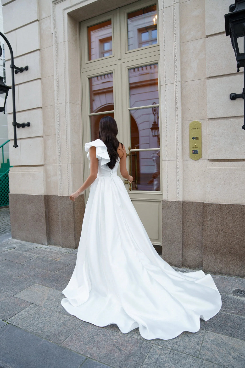 Short Wedding Dress with a Removable Full Skirt and Asymmetrical Bodice Princess Modern Vestido De Novia Mermaid Court Train White Satin Sleeves Bridal Gowns