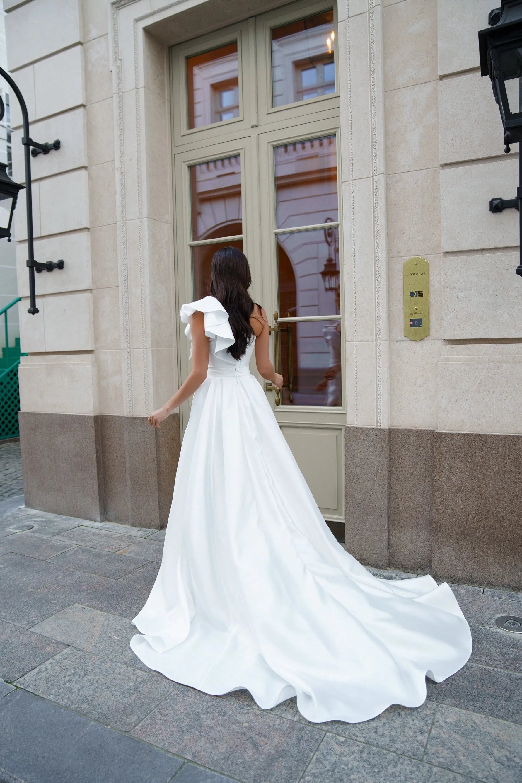 Short Wedding Dress with a Removable Full Skirt and Asymmetrical Bodice Princess Modern Vestido De Novia Mermaid Court Train White Satin Sleeves Bridal Gowns