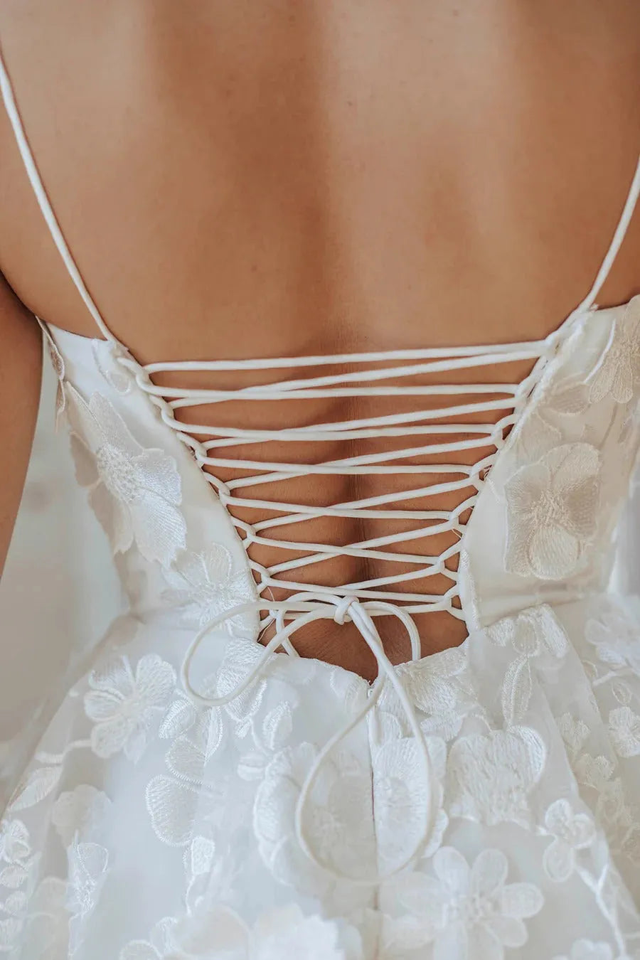 3D White Petals Bridal Gown Vestido De Novia Train Simple Dress Wedding Dress Satin Bow Court