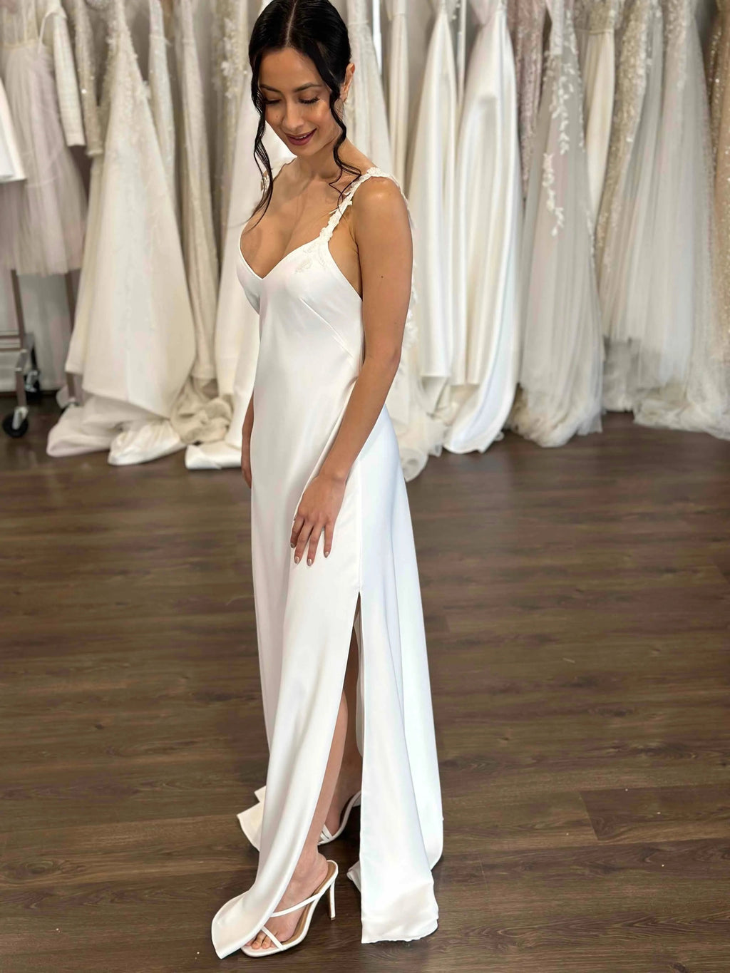 Floor Lenght with V-Neckline Wedding Dress Vestido De Novia Satin Simple Skirt Bow Court Train Dress Bridal Gown