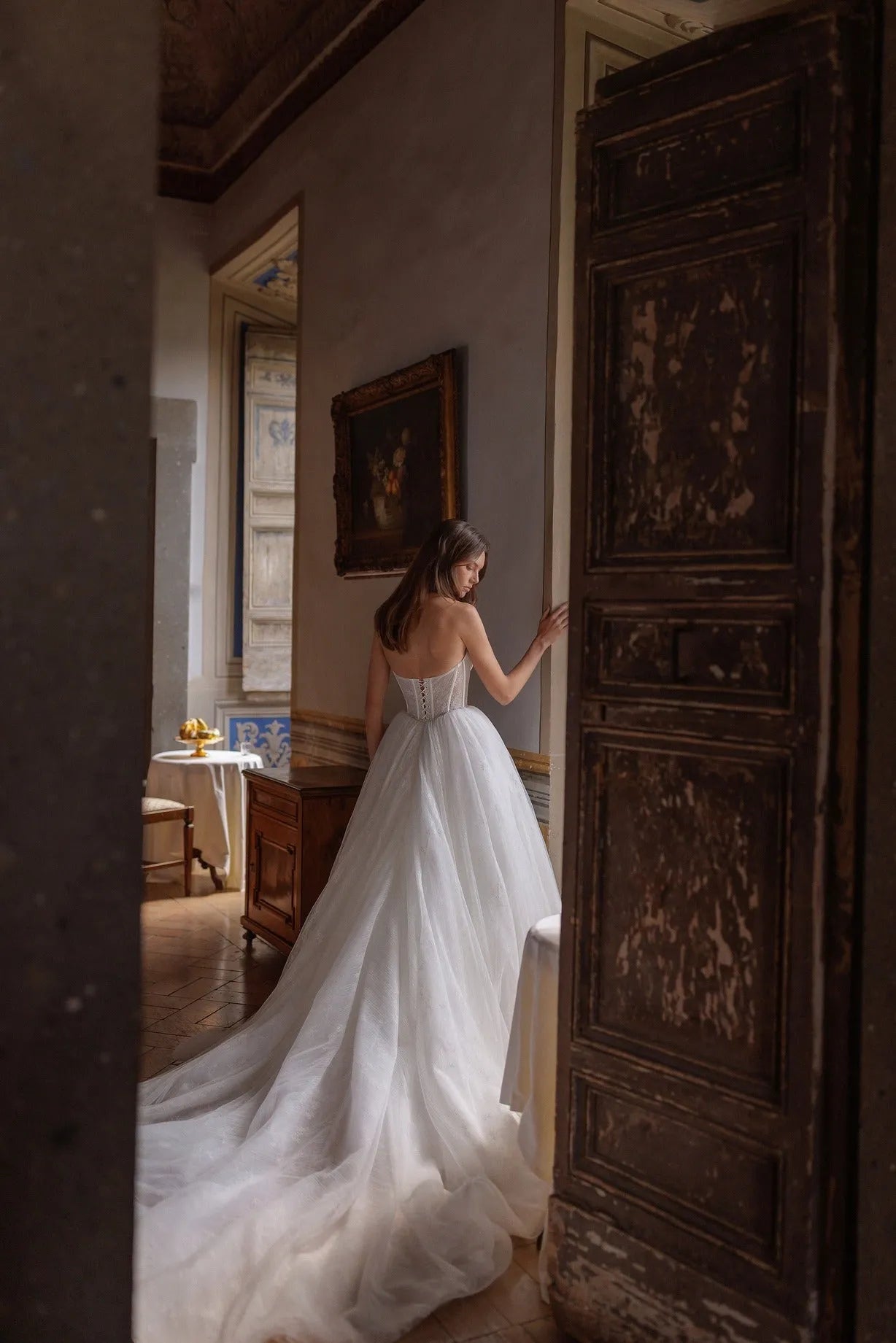 Cinderella gown: heart-shaped neckline detailed corset and voluminous skirt made of semi-matte fabric.