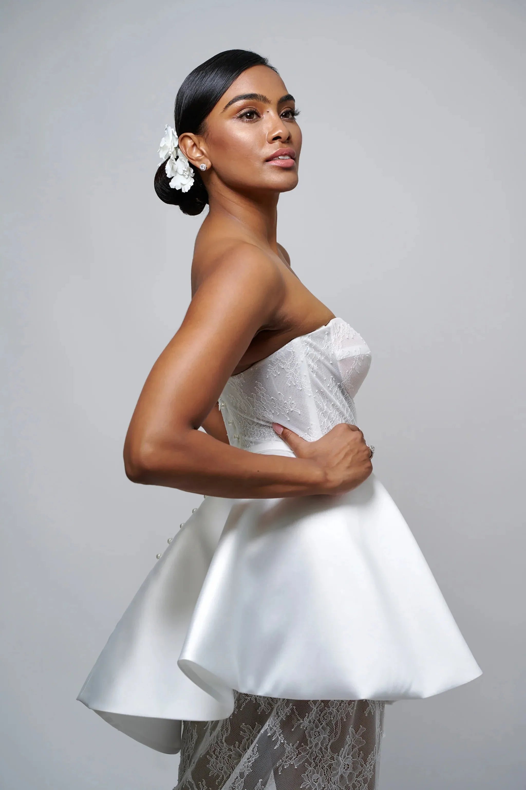 Delicate floral lace with Sweetheart neckline Wedding Dress Satin Skirt Bow Court Train Dress Bridal Gown Vestido De Novia