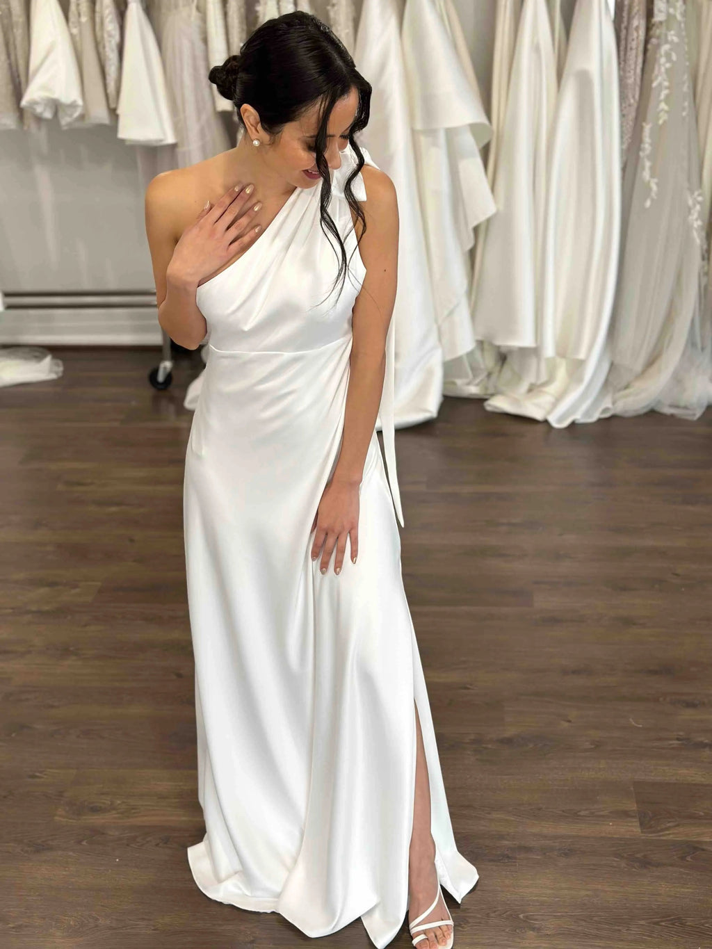 One-shoulder neckline with Side Skirt split Wedding Dress Court Train Dress Bridal Gown Vestido De Novia Satin Skirt Bow