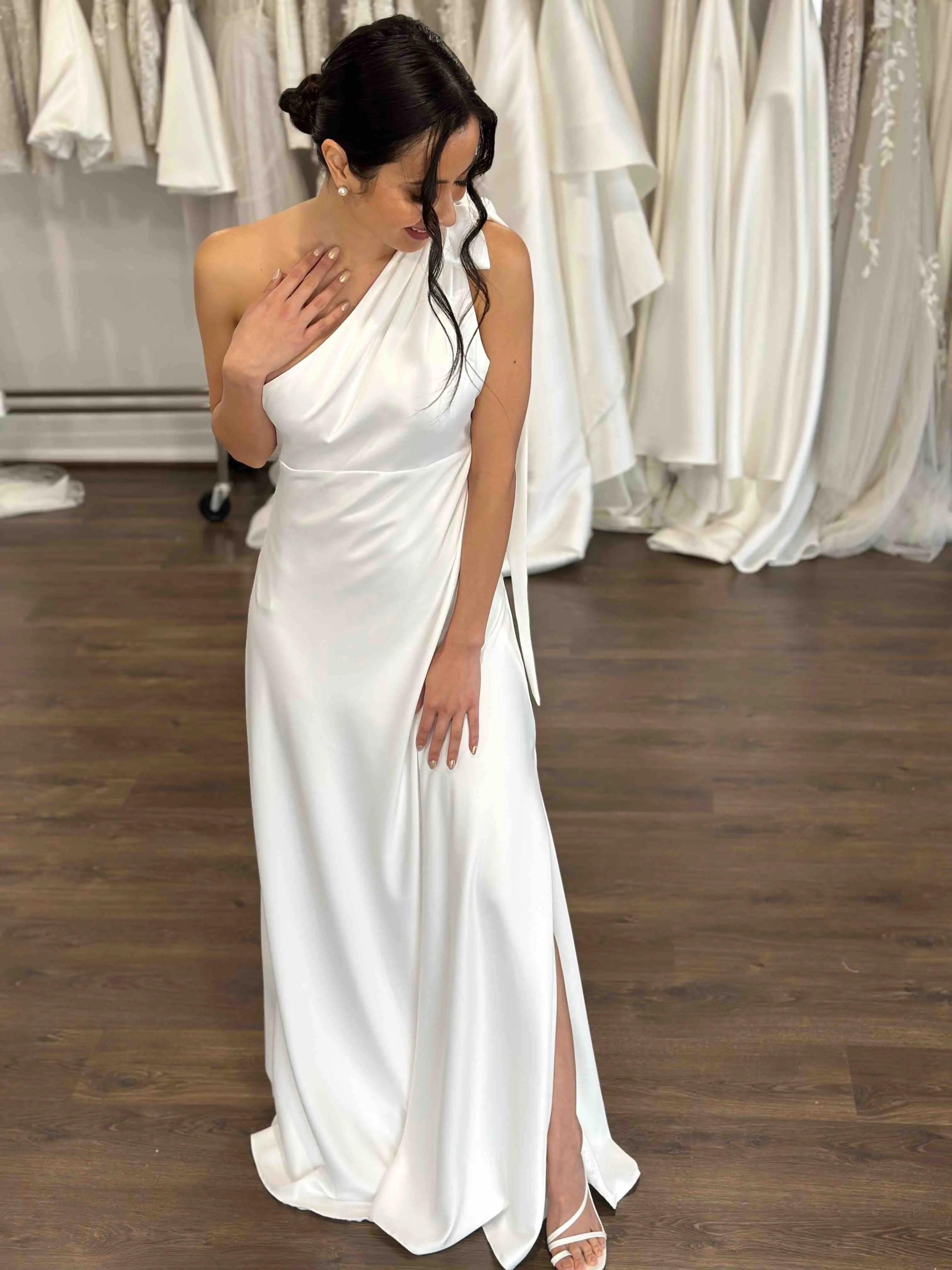 One-shoulder neckline with Side Skirt split Wedding Dress Court Train Dress Bridal Gown Vestido De Novia Satin Skirt Bow