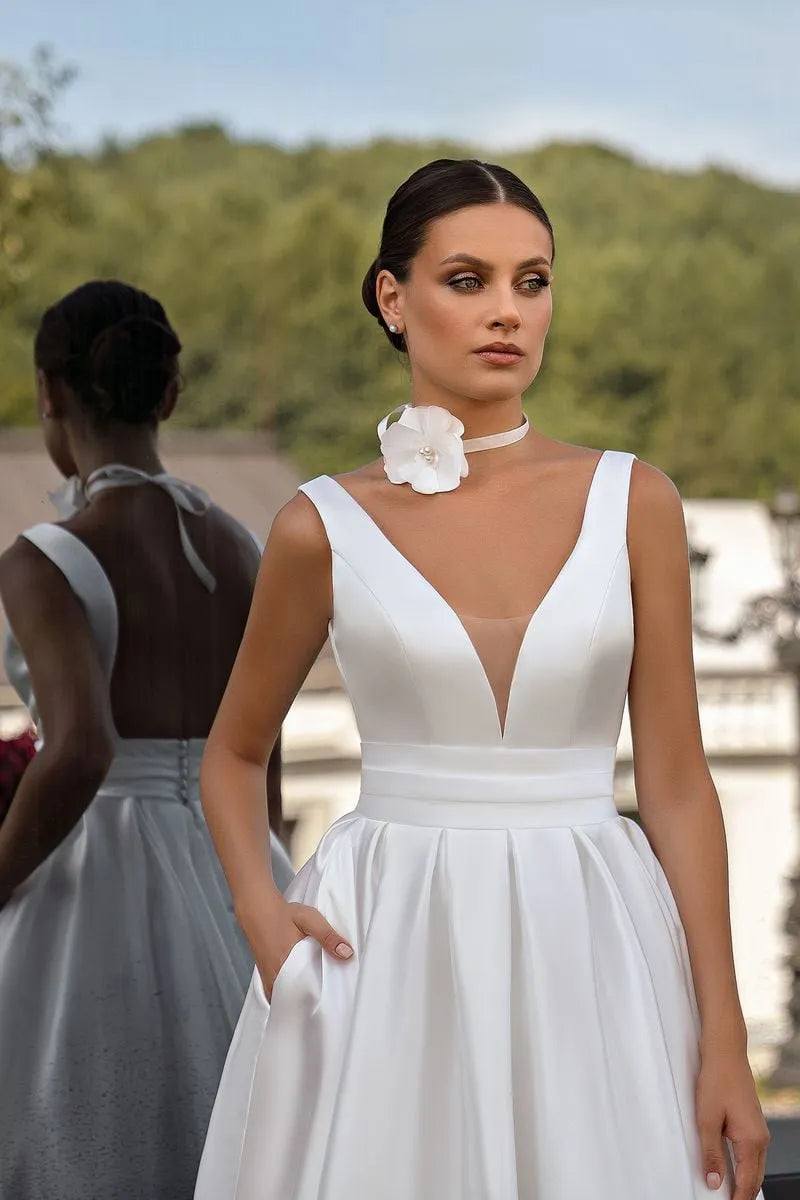 V-neck Satin Bridal Wedding Dress A-line Wedding Gown Sleeveless with Pockets Sweep Train vestidos de novia