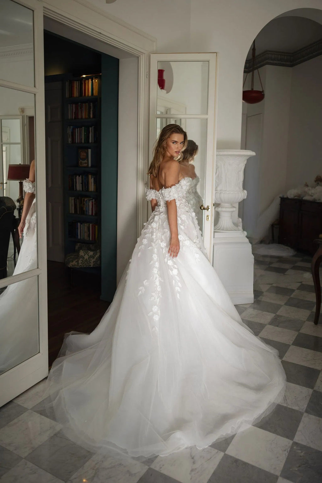 Fashionable 3D Appliques Wedding Dresses for Marriages A Line Tulle Lacing UP Off the Shoulder Zipper