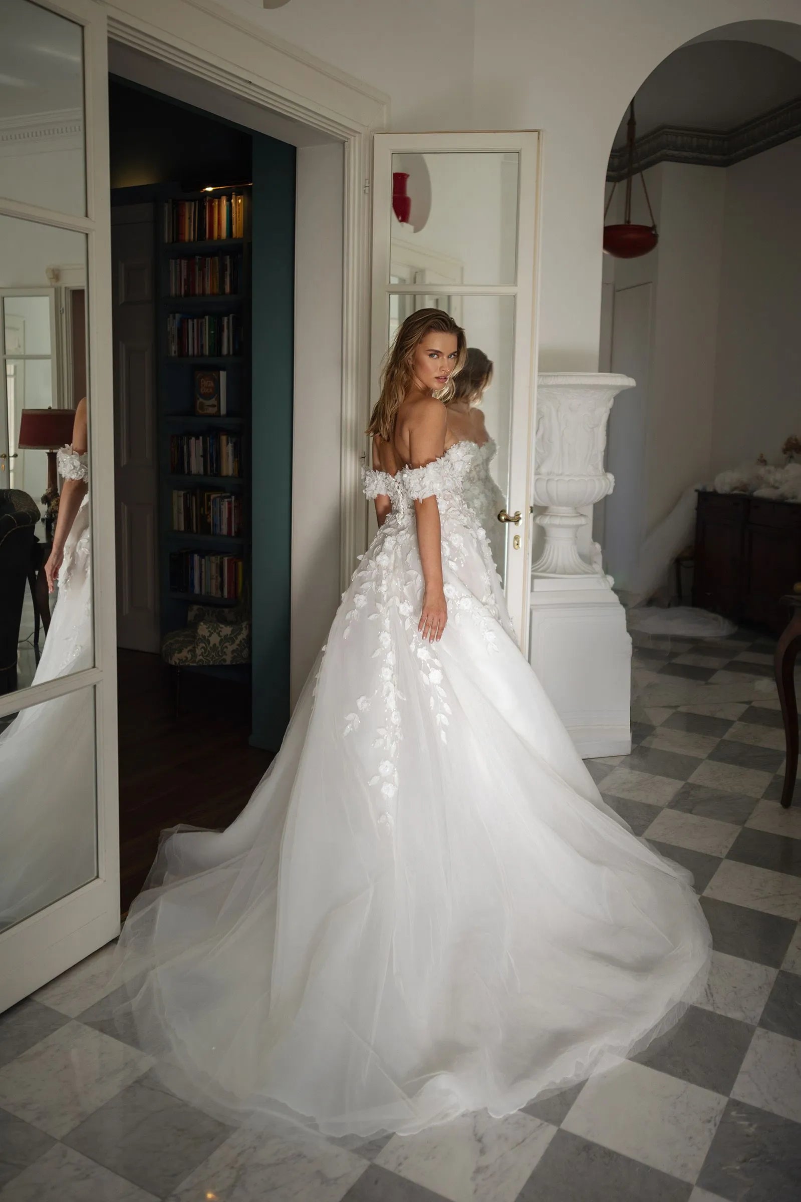 Fashionable 3D Appliques Wedding Dresses for Marriages A Line Tulle Lacing UP Off the Shoulder Zipper