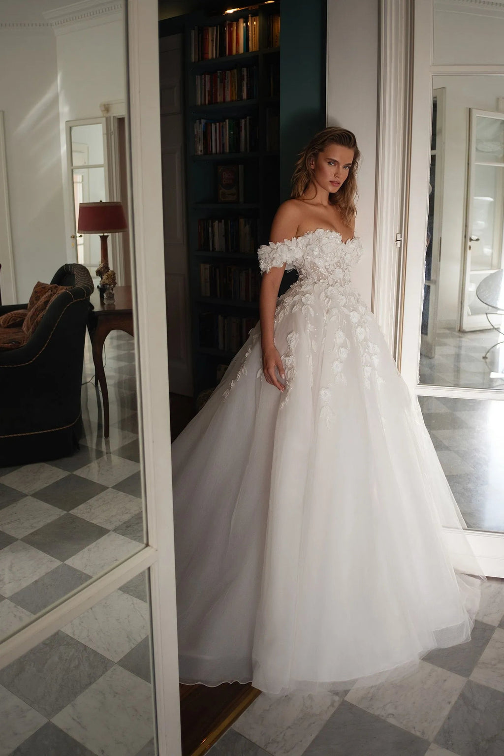 Fashionable 3D Appliques Wedding Dresses for Marriages A Line Tulle Lacing UP Off the Shoulder Zipper