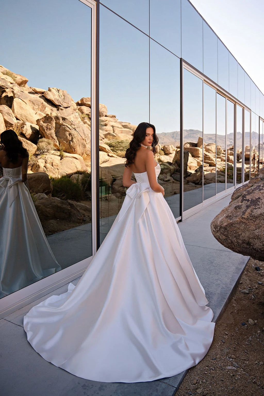Elegant A Line Strapless Wedding Dresses Sleeveless Backless Satin Princess Bridal Gowns For Women