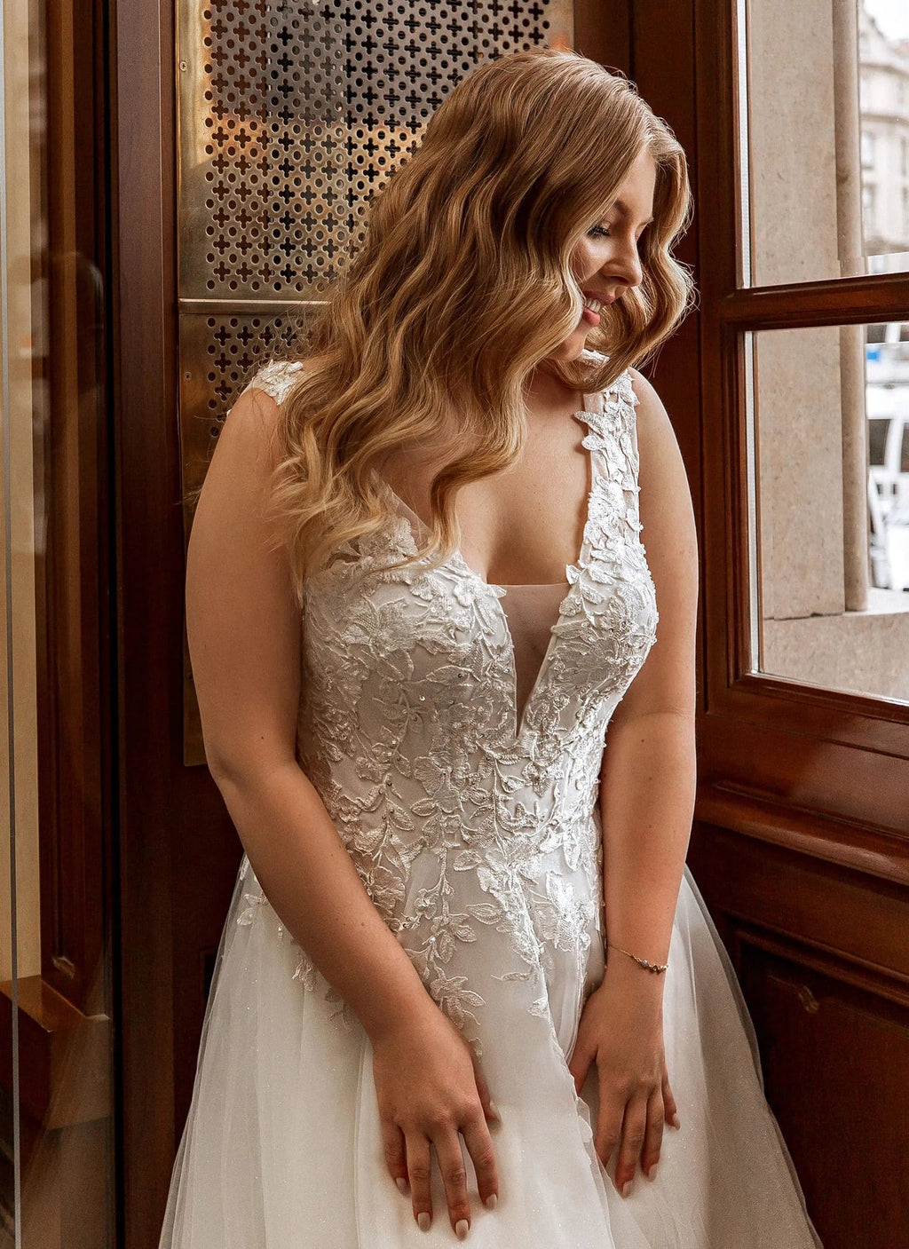 V-Neck Appliques Lace Tulle Beach Bridal Dress Simple Wedding Gown