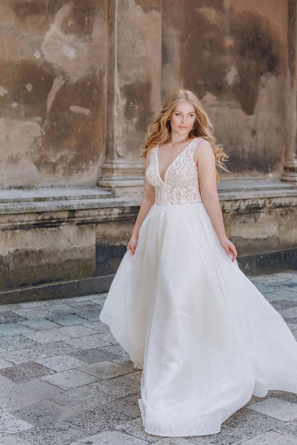 Elegant Wedding Dresses Plus Size V Neck Sleeveless Bride Gowns Applique Back Zipper Sweep Train A-Line Tulle Vestidos De Novia