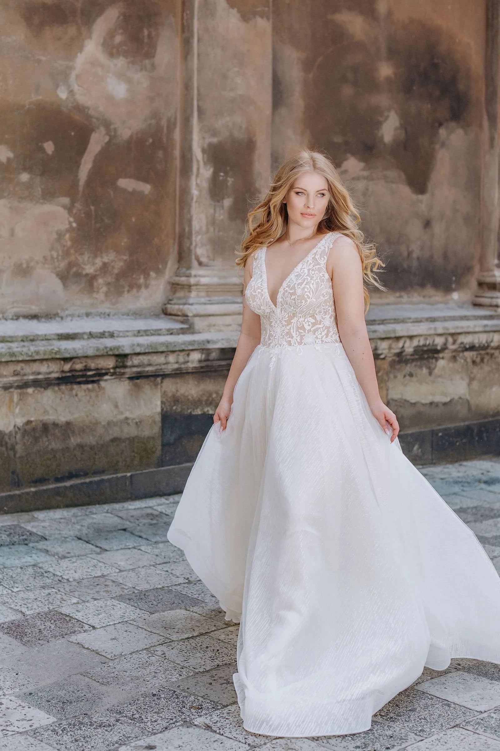 Elegant Wedding Dresses Plus Size V Neck Sleeveless Bride Gowns Applique Back Zipper Sweep Train A-Line Tulle Vestidos De Novia