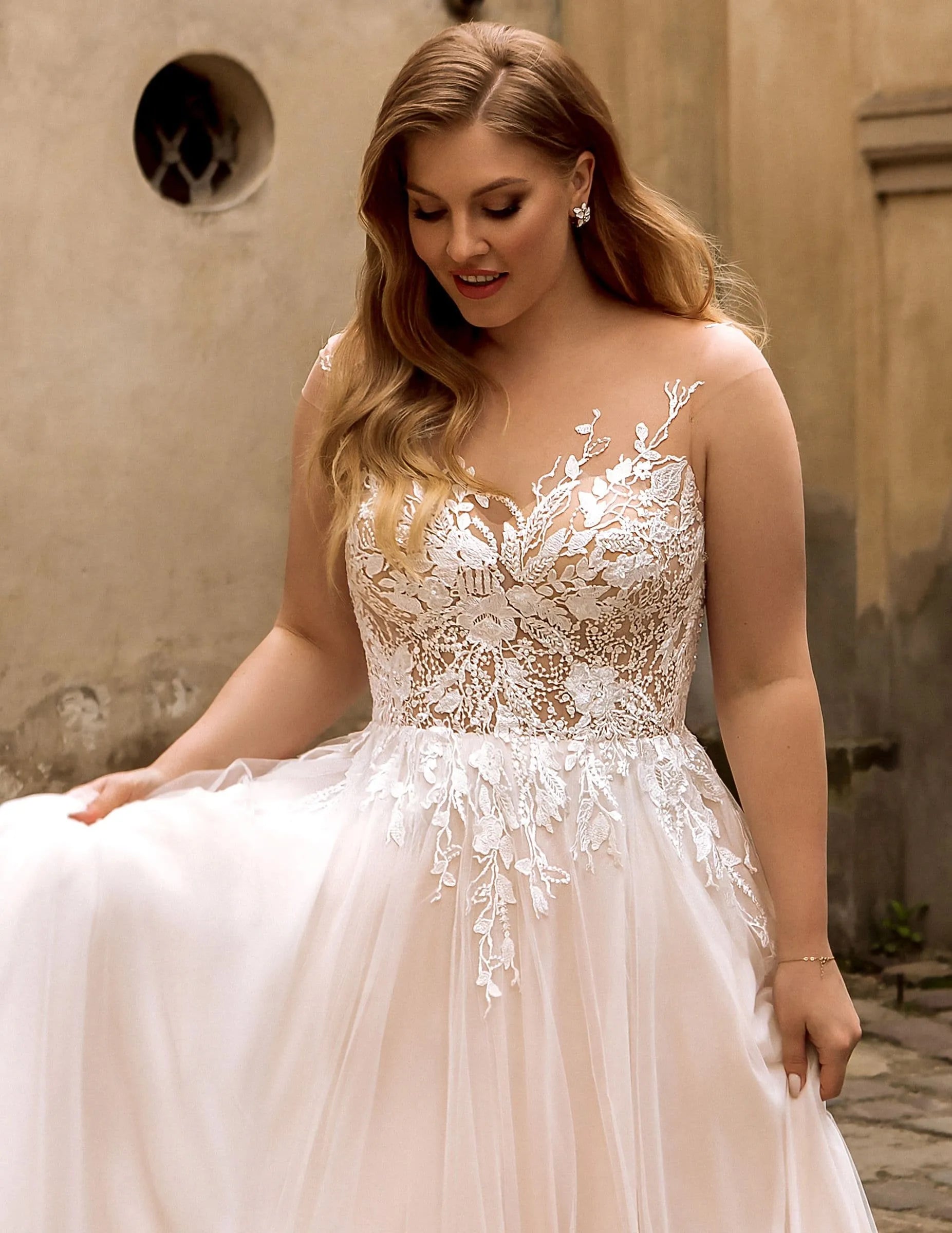 Graceful Beach Wedding Dresses Backless Floral Appliqued Lace Bridal Gowns Tulle vestido de novia Plus size