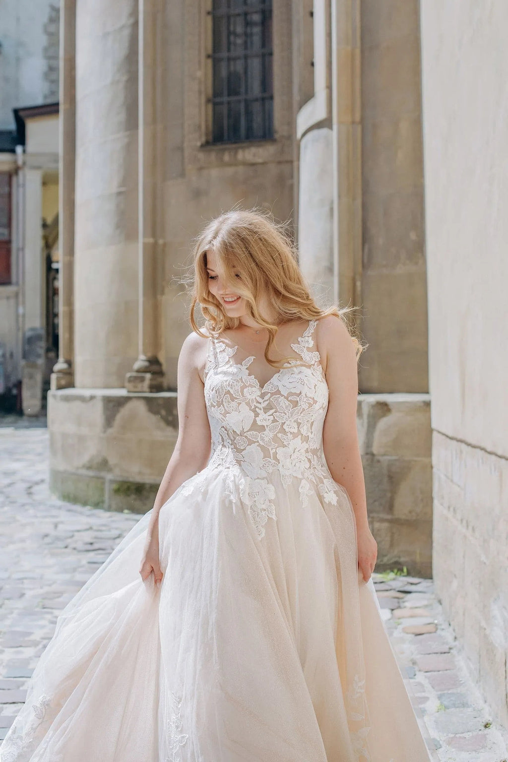 A-Line Tulle Wedding Dresses Plus Size V Neck Sleeveless Bride Gowns Appliques LAce up Back Floor Length Vestido De Noiva