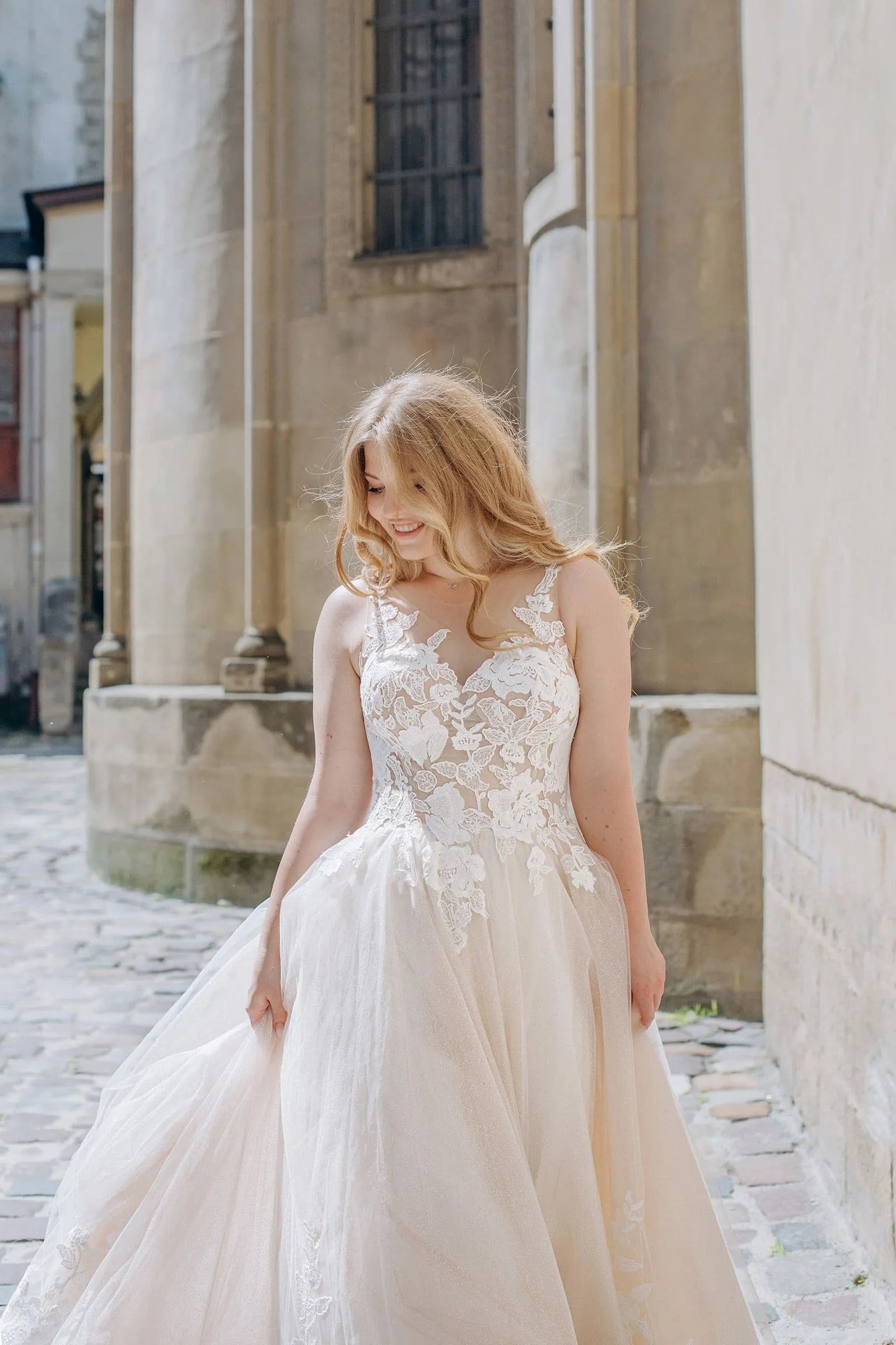 A-Line Tulle Wedding Dresses Plus Size V Neck Sleeveless Bride Gowns Appliques LAce up Back Floor Length Vestido De Noiva