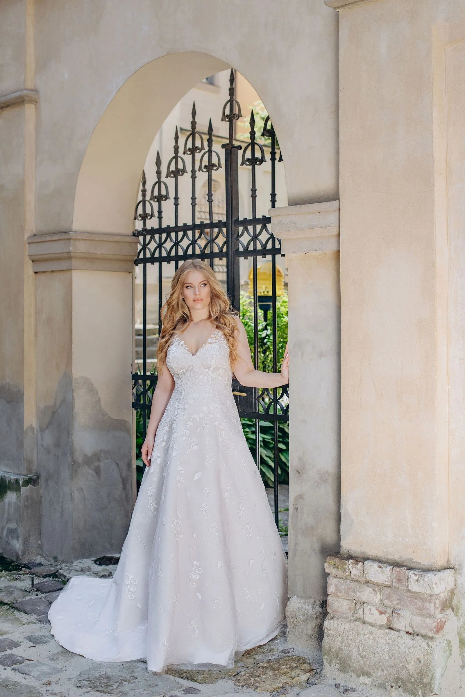 Spaghetti Straps Plus Size Wedding Dresses for Women Summer Satin Bridal Gowns with Lace