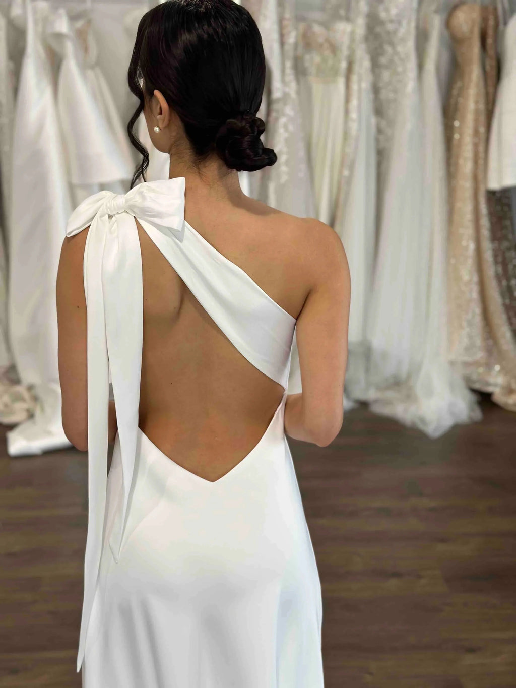 One-shoulder neckline with Side Skirt split Wedding Dress Court Train Dress Bridal Gown Vestido De Novia Satin Skirt Bow