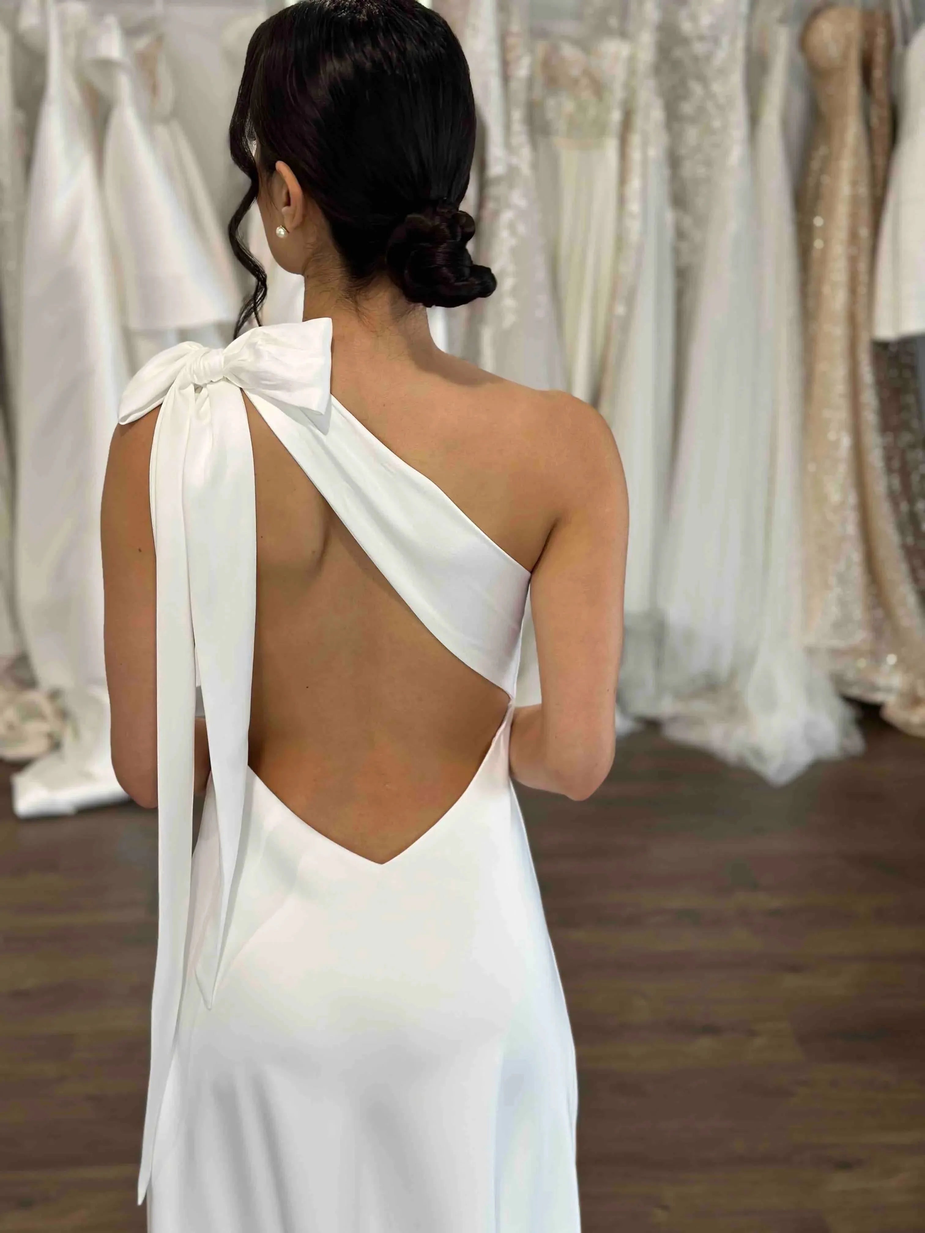 One-shoulder neckline with Side Skirt split Wedding Dress Court Train Dress Bridal Gown Vestido De Novia Satin Skirt Bow