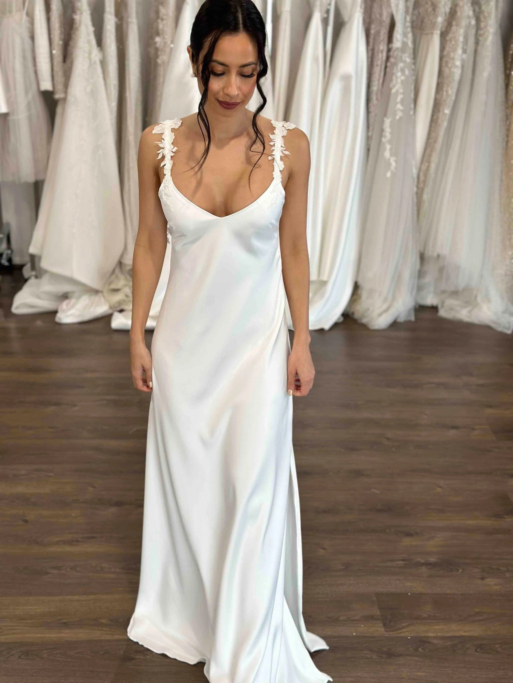 Floor Lenght with V-Neckline Wedding Dress Vestido De Novia Satin Simple Skirt Bow Court Train Dress Bridal Gown