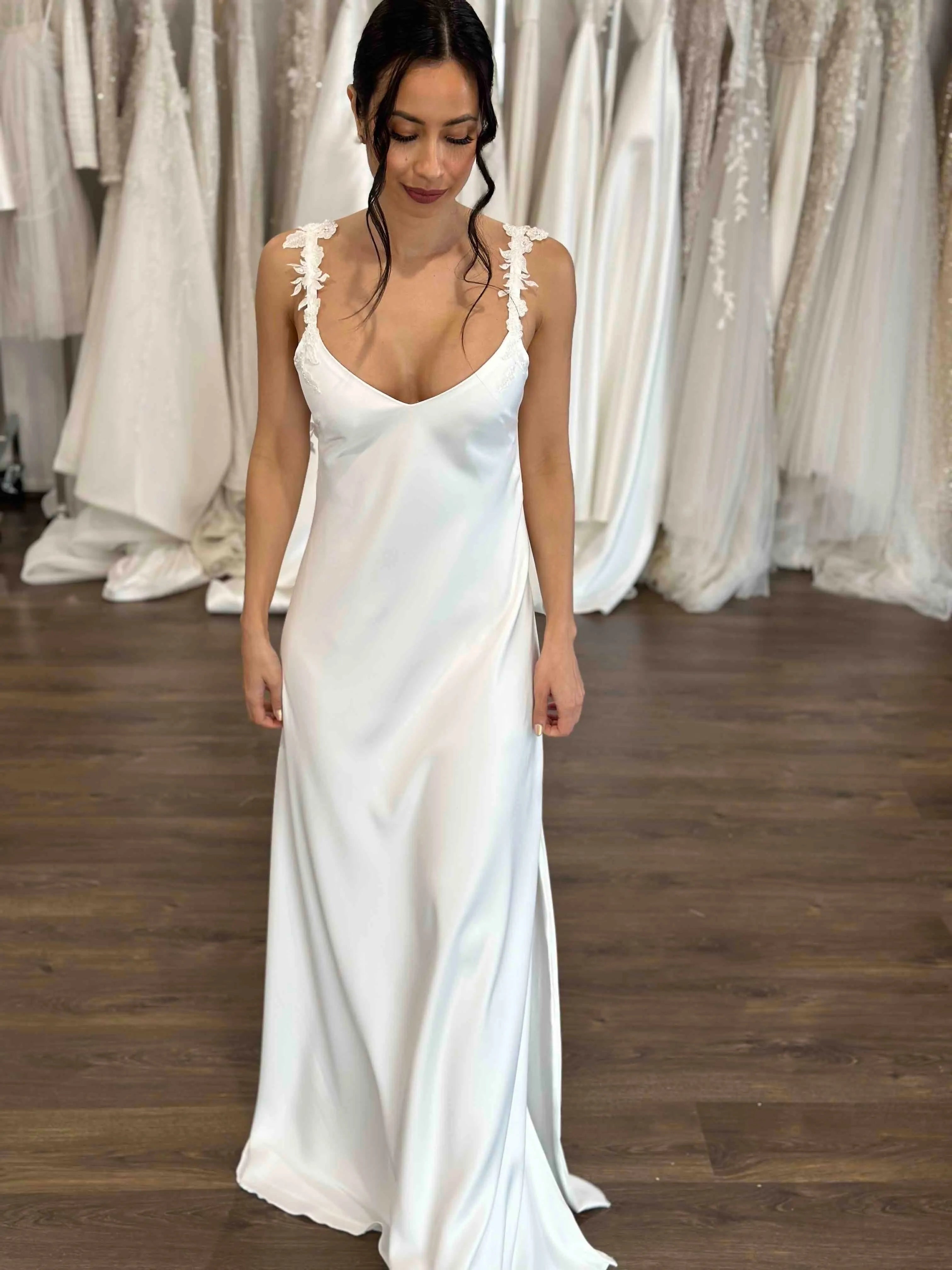 Floor Lenght with V-Neckline Wedding Dress Vestido De Novia Satin Simple Skirt Bow Court Train Dress Bridal Gown