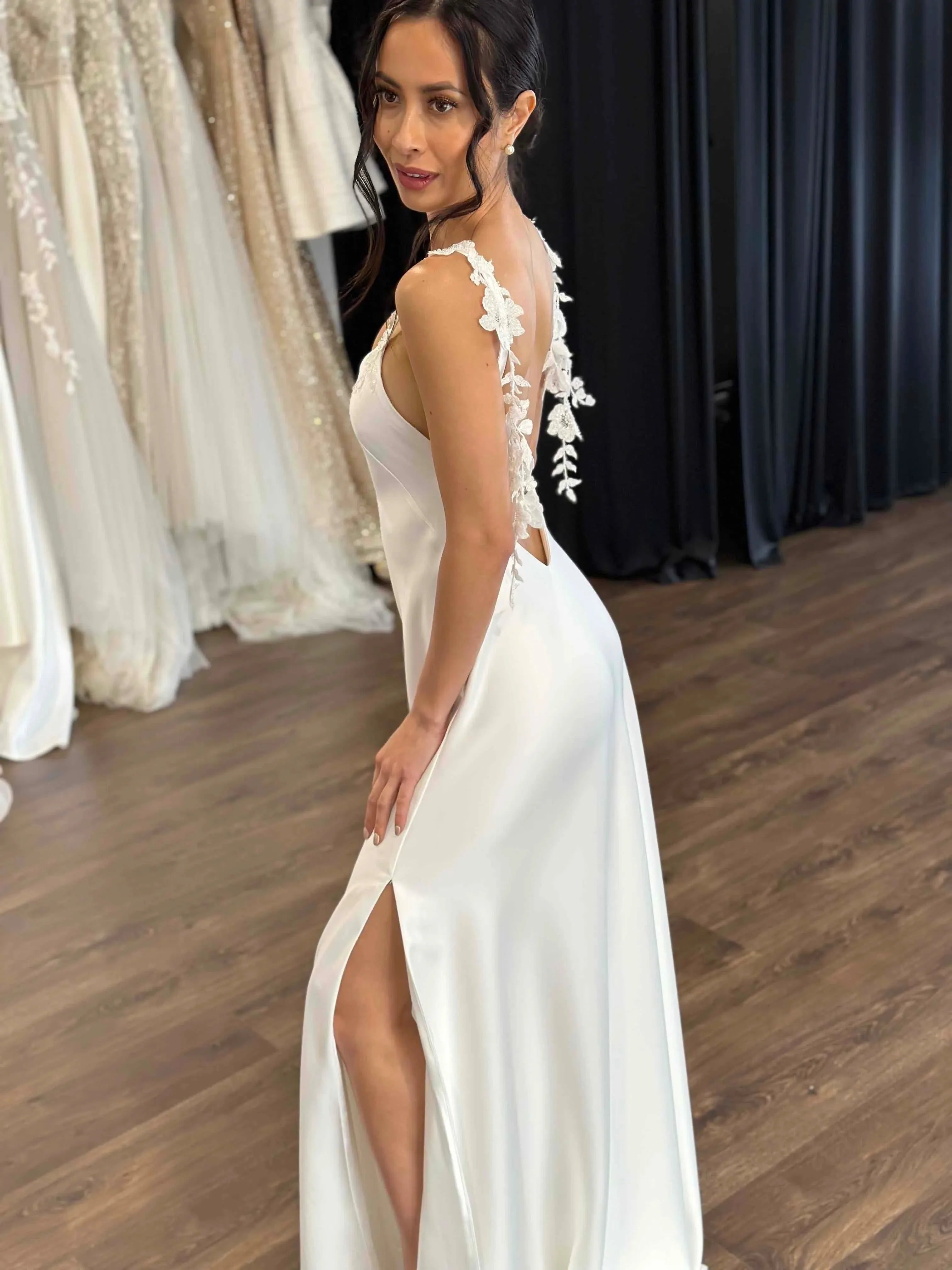 Floor Lenght with V-Neckline Wedding Dress Vestido De Novia Satin Simple Skirt Bow Court Train Dress Bridal Gown