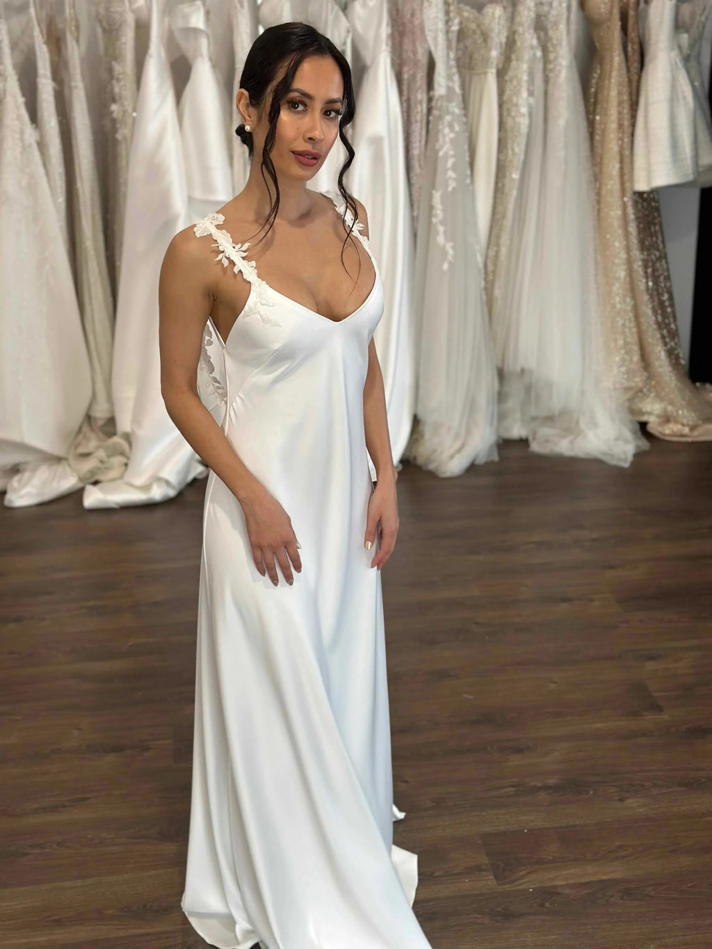 Floor Lenght with V-Neckline Wedding Dress Vestido De Novia Satin Simple Skirt Bow Court Train Dress Bridal Gown