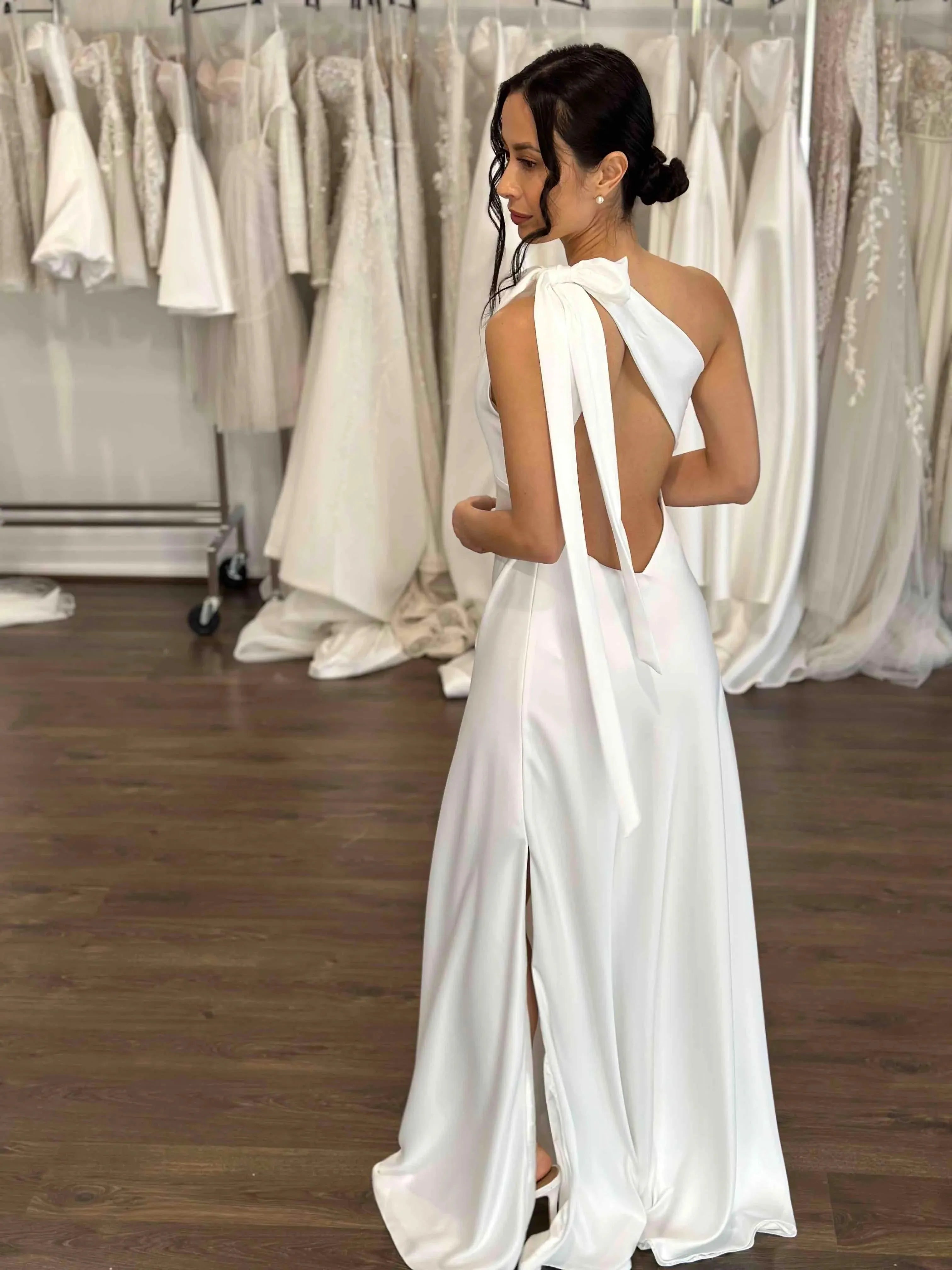 One-shoulder neckline with Side Skirt split Wedding Dress Court Train Dress Bridal Gown Vestido De Novia Satin Skirt Bow