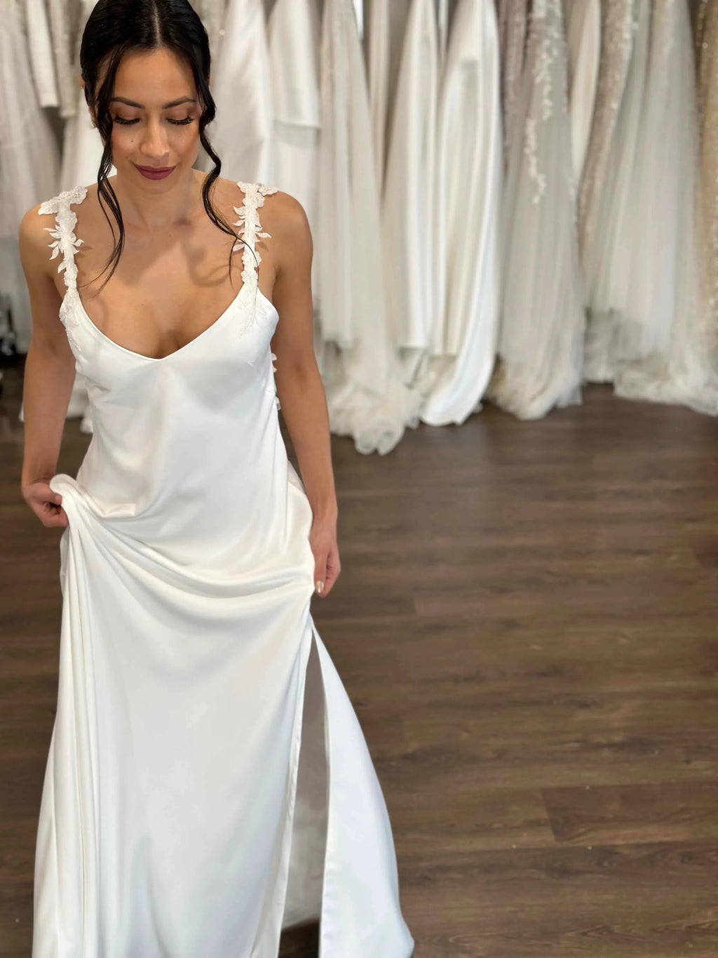 Floor Lenght with V-Neckline Wedding Dress Vestido De Novia Satin Simple Skirt Bow Court Train Dress Bridal Gown