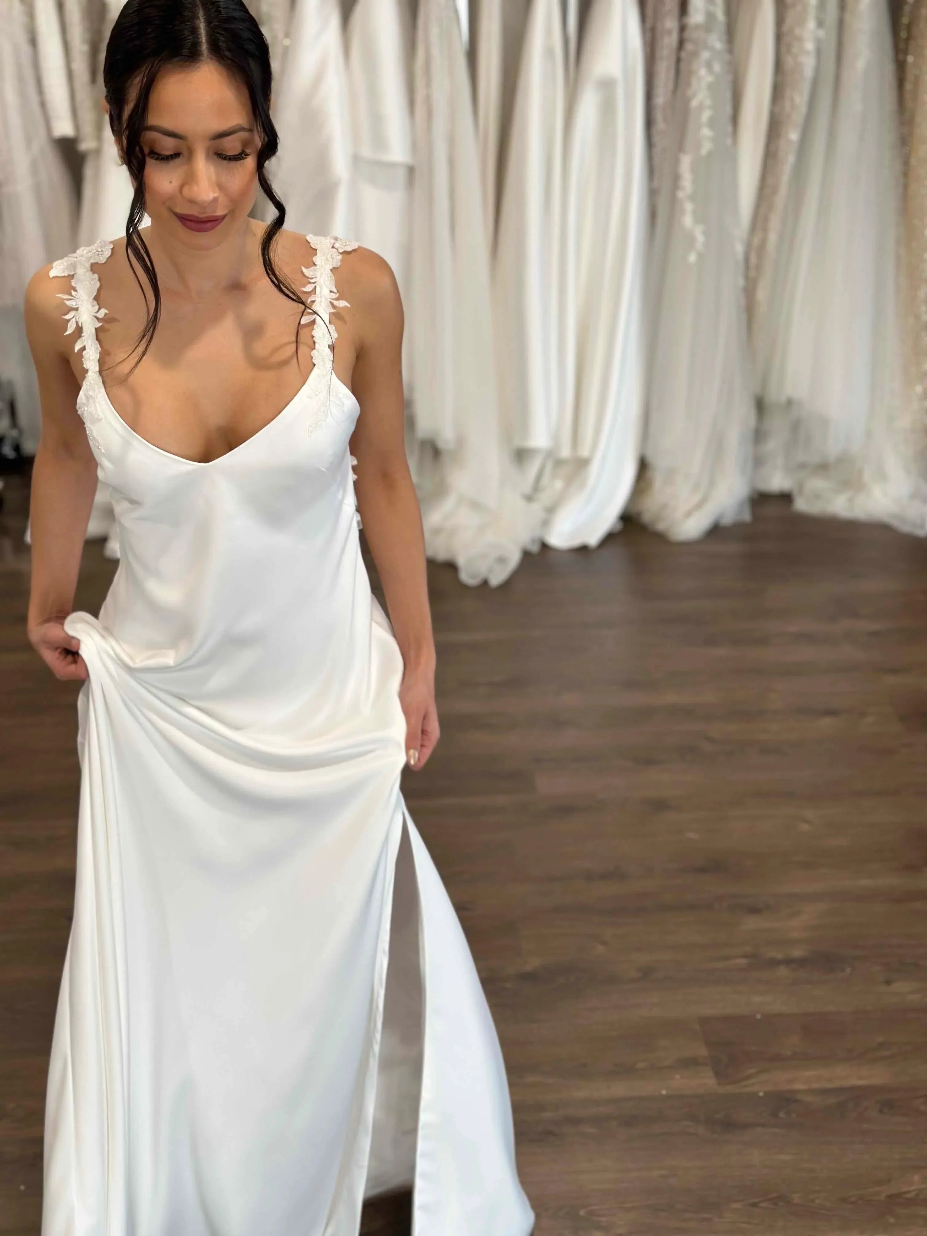 Floor Lenght with V-Neckline Wedding Dress Vestido De Novia Satin Simple Skirt Bow Court Train Dress Bridal Gown