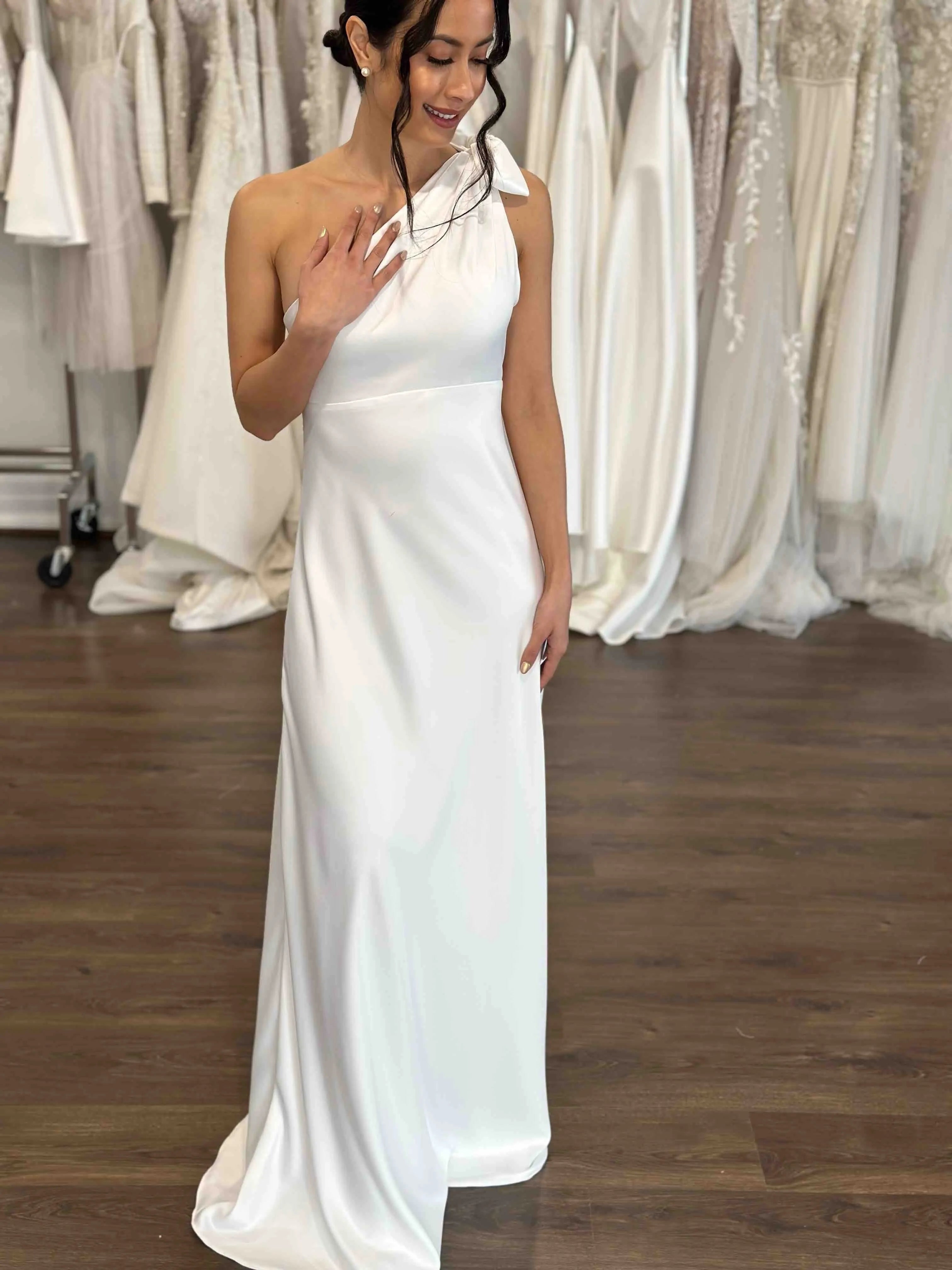 One-shoulder neckline with Side Skirt split Wedding Dress Court Train Dress Bridal Gown Vestido De Novia Satin Skirt Bow